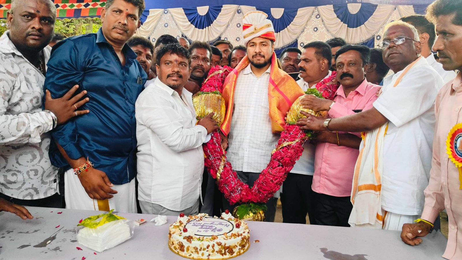 ನಂಜನಗೂಡು: ಶ್ರೀಕಂಠೇಶ್ವರ ದೊಡ್ಡಜಾತ್ರೆ ಪ್ರಯುಕ್ತ ಅನ್ನಸಂತರ್ಪಣೆ – ಭಕ್ತರಿಗೆ ಪ್ರಸಾದ ವಿತರಿಸಿದ ದರ್ಶನ್ ಧ್ರುವನಾರಾಯಣ್