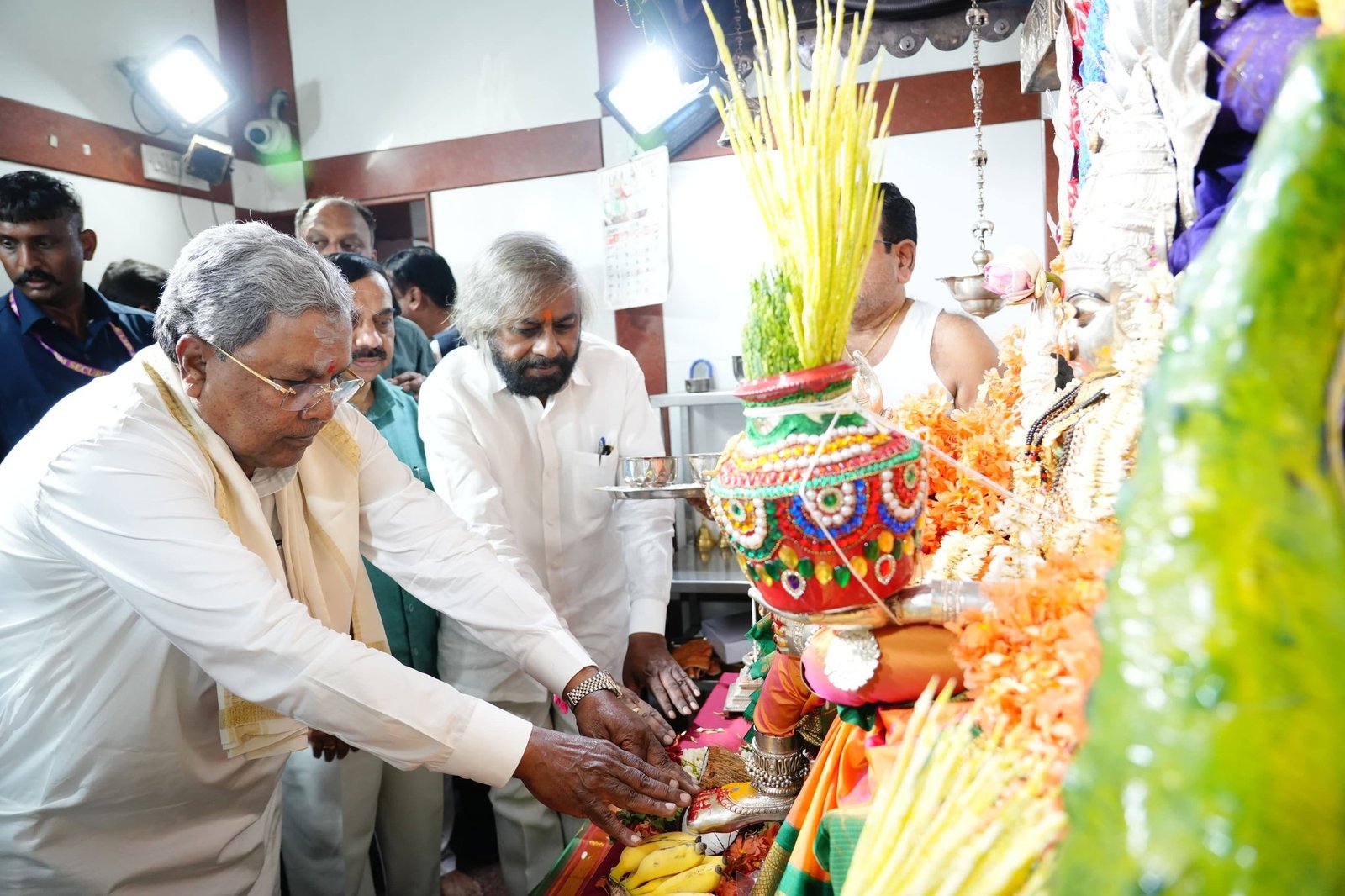 ದಾವಣಗೆರೆ ಉಪಚುನಾವಣೆ ಪ್ರಚಾರಕ್ಕೆ ಸಿಎಂ ಚಾಲನೆ: ವೀರಭದ್ರೇಶ್ವರ ಹಾಗೂ ದುರ್ಗಾ ಪರಮೇಶ್ವರಿ ದೇವಸ್ಥಾನಗಳಲ್ಲಿ ಸಿದ್ದರಾಮಯ್ಯ ವಿಶೇಷ ಪೂಜೆ