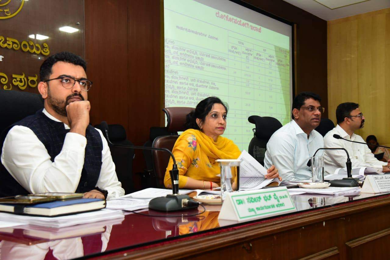 ಚಿಕ್ಕಬಳ್ಳಾಪುರ: ಜಿಲ್ಲಾ ಉಸ್ತುವಾರಿ ಕಾರ್ಯದರ್ಶಿಗಳ ಅಧ್ಯಕ್ಷತೆಯಲ್ಲಿ ಪ್ರಗತಿ ಪರಿಶೀಲನಾ ಸಭೆ – ಅಭಿವೃದ್ಧಿ ಕಾರ್ಯಗಳ ಪರಾಮರ್ಶೆ