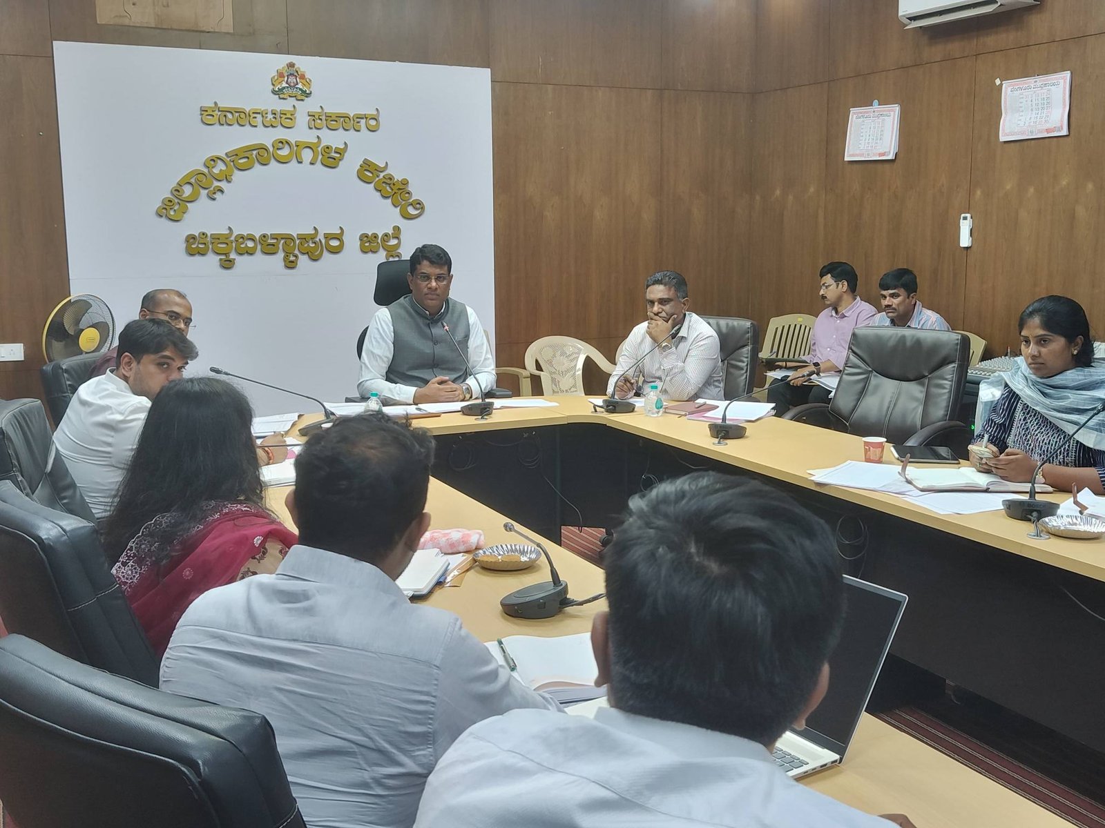 ಕಂದಾಯ ಇಲಾಖೆ ಕಾರ್ಯವೈಖರಿಗೆ ವೇಗ ನೀಡಿ: ಅಧಿಕಾರಿಗಳಿಗೆ ಜಿಲ್ಲಾಧಿಕಾರಿಗಳ ಕಡಕ್ ಸೂಚನೆ