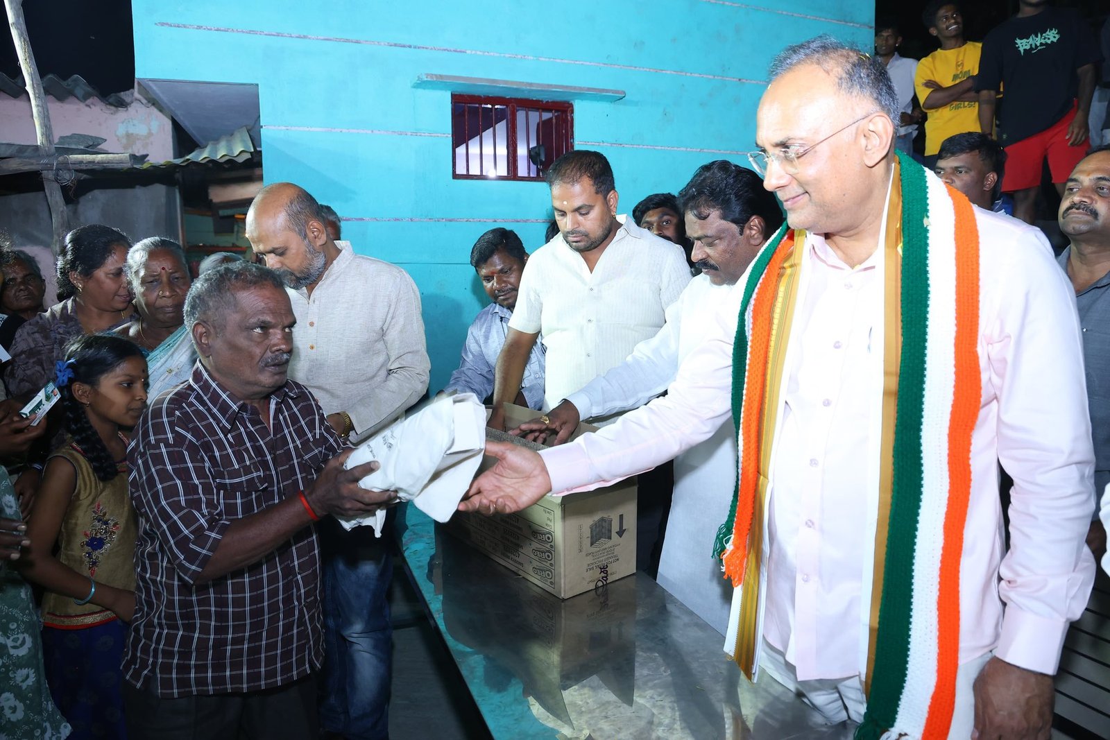 ಪರಿಸರ ಸಂರಕ್ಷಣೆ ಹಾಗೂ ಜನಾರೋಗ್ಯಕ್ಕೆ ಆದ್ಯತೆ: ಗಾಂಧಿನಗರದಲ್ಲಿ ಸಚಿವ ದಿನೇಶ್ ಗುಂಡೂರಾವ್ ಅವರಿಂದ ಸ್ಟೀಲ್ ಬಾಟಲಿ ವಿತರಣೆ