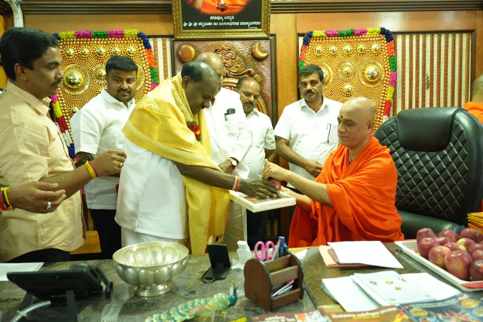 ವಿಜಯನಗರ ಶಾಖಾ ಮಠದಲ್ಲಿ ಅದಿಚುಂಚನಗಿರಿ ಶ್ರೀಗಳ ಭೇಟಿ: ಕೇಂದ್ರ ಸಚಿವ ಹೆಚ್.ಡಿ. ಕುಮಾರಸ್ವಾಮಿ ಆಶೀರ್ವಾದ ಪಡೆದರು