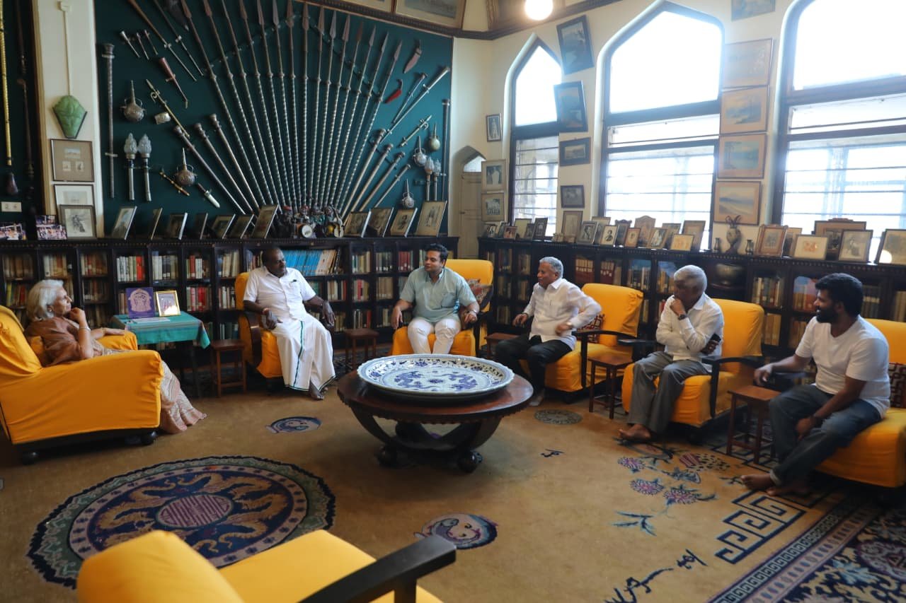 ಮೈಸೂರು ಅರಮನೆಯಲ್ಲಿ ಗಣ್ಯರ ಸಮಾಗಮ: ರಾಜಮಾತೆ ಪ್ರಮೋದಾ ದೇವಿ ಅವರೊಂದಿಗೆ ಹೆಚ್.ಡಿ. ಕುಮಾರಸ್ವಾಮಿ ಭೇಟಿ