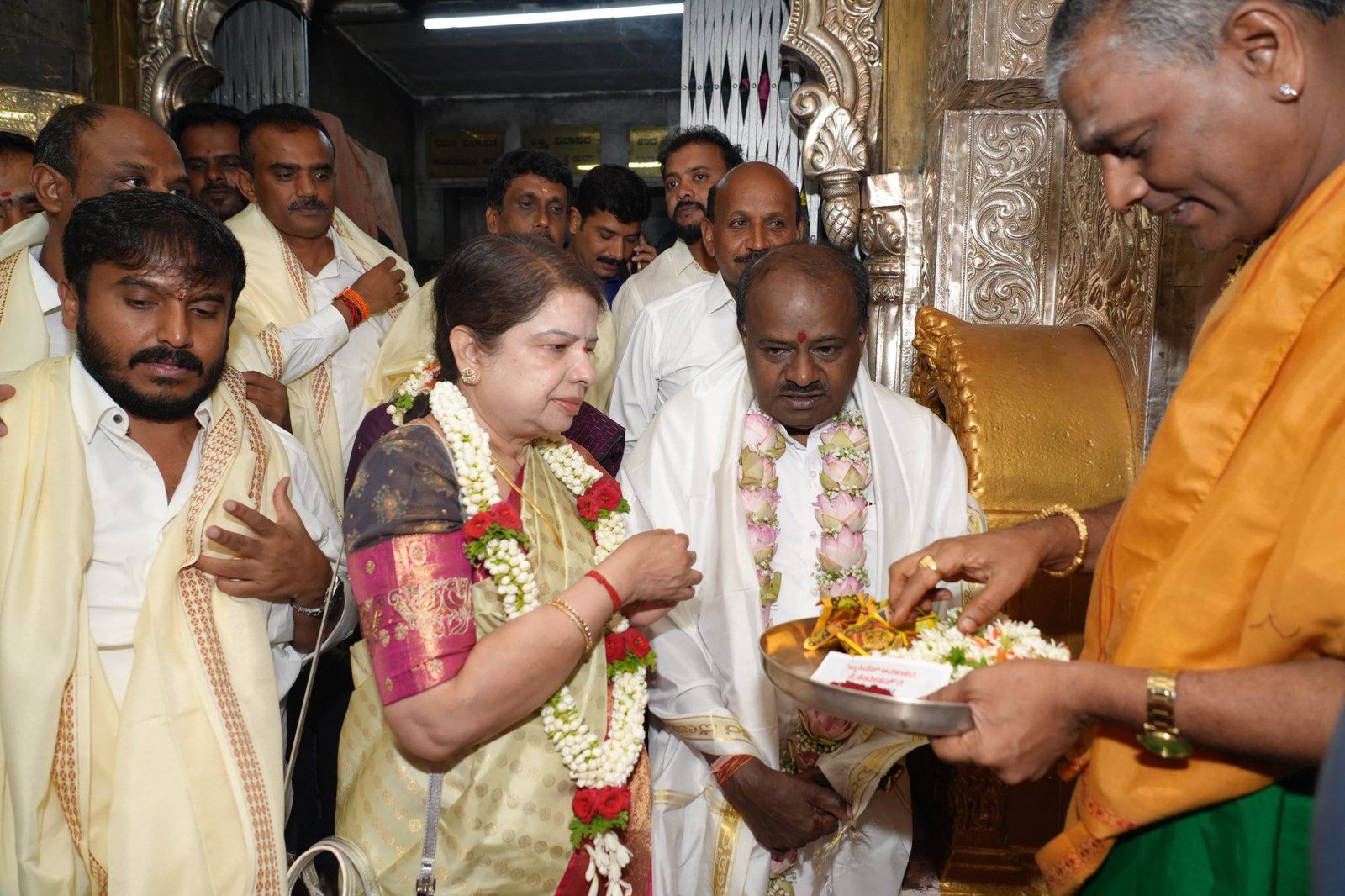 ಕುಟುಂಬ ಸಮೇತ ತಾಯಿ ಚಾಮುಂಡೇಶ್ವರಿ ದರ್ಶನ ಪಡೆದ ಕೇಂದ್ರ ಸಚಿವ ಹೆಚ್.ಡಿ. ಕುಮಾರಸ್ವಾಮಿ