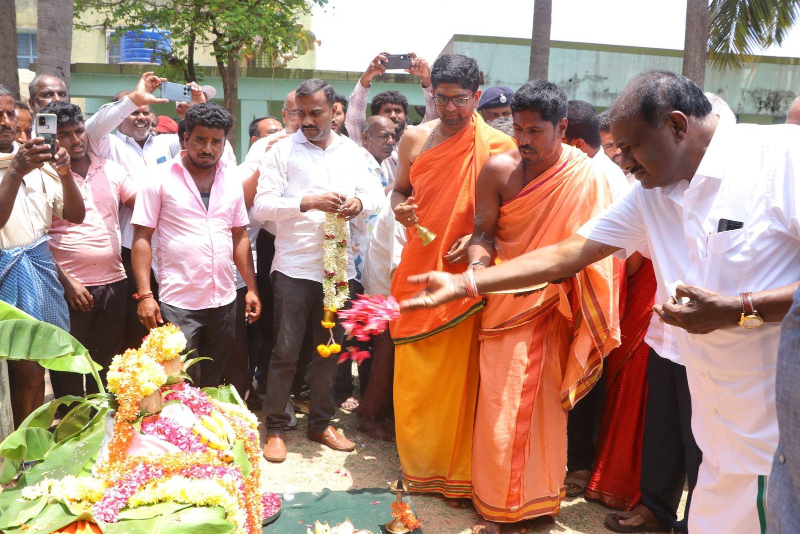 ಜಕ್ಕನಹಳ್ಳಿ ಶಾಲೆಗೆ ₹32.5 ಲಕ್ಷ ವೆಚ್ಚದಲ್ಲಿ ನೂತನ ಕೊಠಡಿ: ಎಚ್.ಡಿ. ಕುಮಾರಸ್ವಾಮಿ ಭೂಮಿಪೂಜೆ