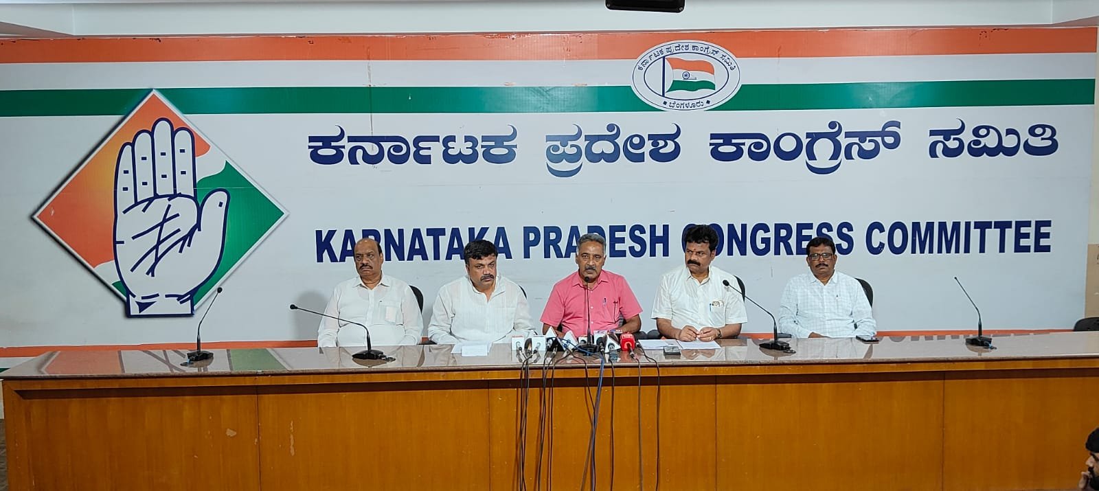 ಮಲ್ಲಿಕಾರ್ಜುನ ಖರ್ಗೆ ವಿರುದ್ಧ ಬಿಜೆಪಿ ನಾಯಕರ ಹೇಳಿಕೆಗೆ ಆಕ್ರೋಶ: ಕೆಪಿಸಿಸಿ ಕಚೇರಿಯಲ್ಲಿ ಕಾಂಗ್ರೆಸ್ ನಾಯಕರ ಜಂಟಿ ಮಾಧ್ಯಮಗೋಷ್ಠಿ