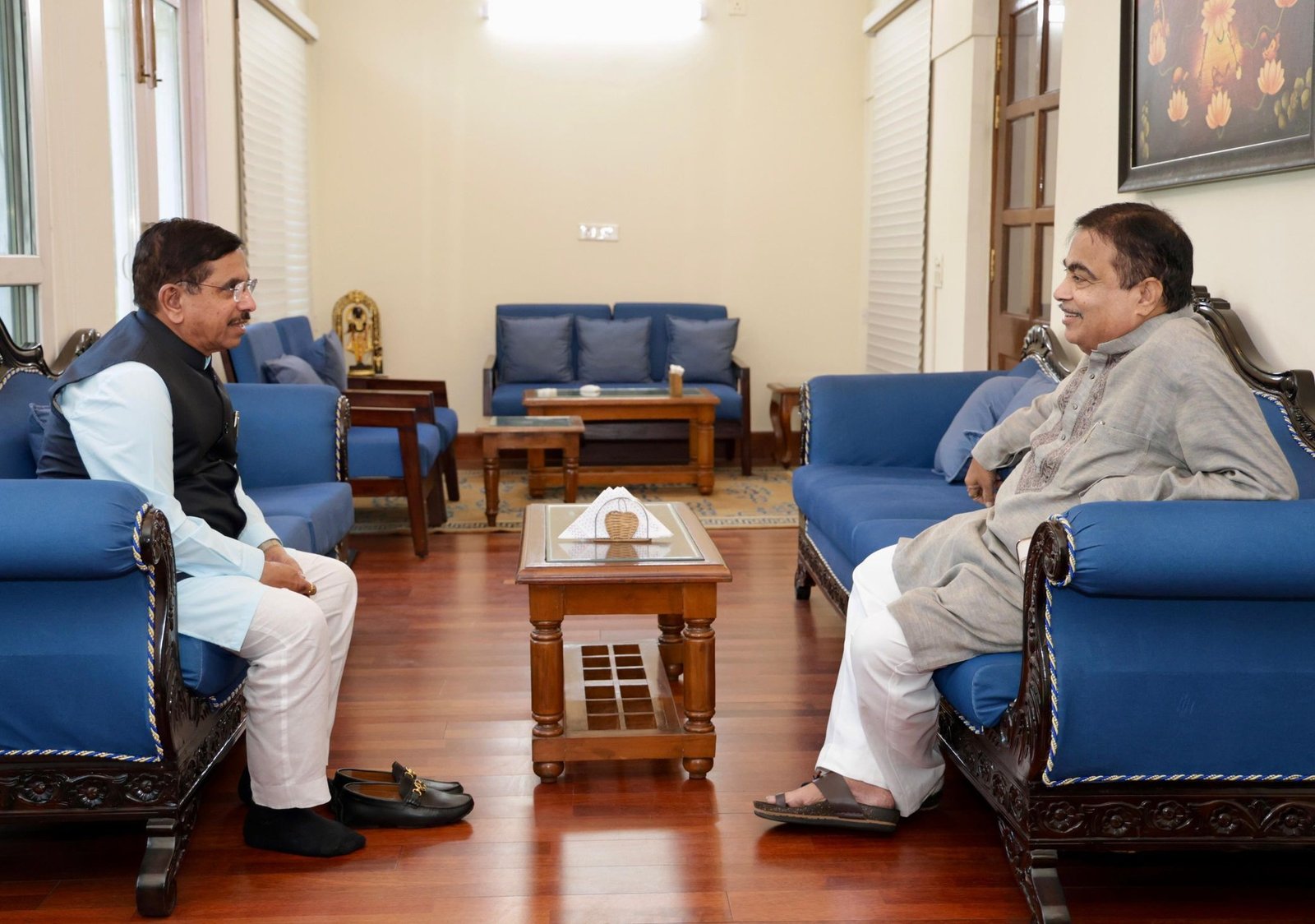 ನವದೆಹಲಿಯಲ್ಲಿ ನಿತಿನ್ ಗಡ್ಕರಿ ಭೇಟಿ: ಧಾರವಾಡ ಕ್ಷೇತ್ರದ ರಸ್ತೆ ಅಭಿವೃದ್ಧಿ ಕುರಿತು ಪ್ರಲ್ಹಾದ್ ಜೋಶಿ ಚರ್ಚೆ