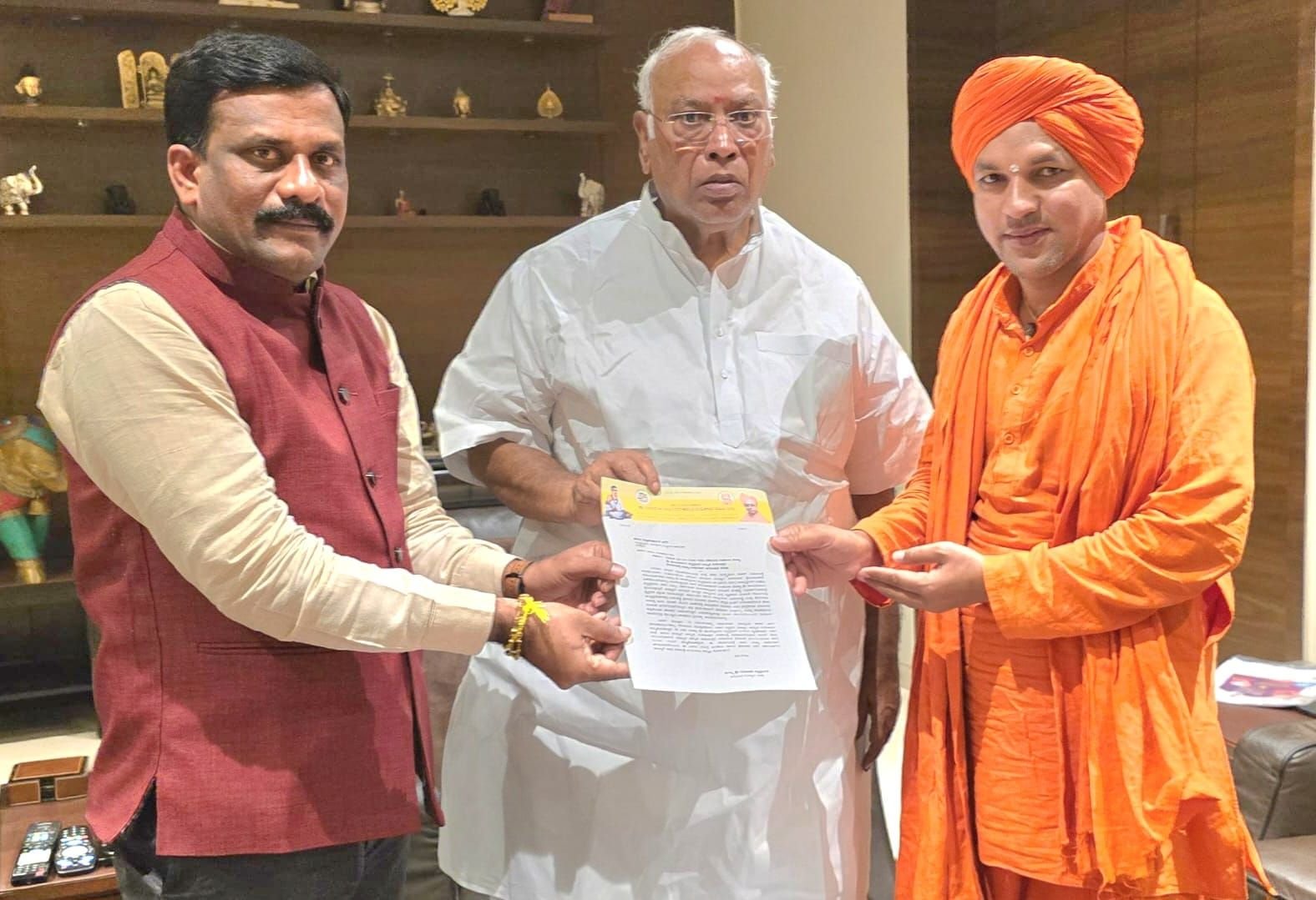 ಡಾ. ಮಲ್ಲಿಕಾರ್ಜುನ ಖರ್ಗೆ ಅವರಿಗೆ ಪೂಜ್ಯ ಡಾ. ಬಸವಲಿಂಗ ಪಟ್ಟದ್ದೇವರ ಅಮೃತ ಮಹೋತ್ಸವಕ್ಕೆ ಆಮಂತ್ರಣ