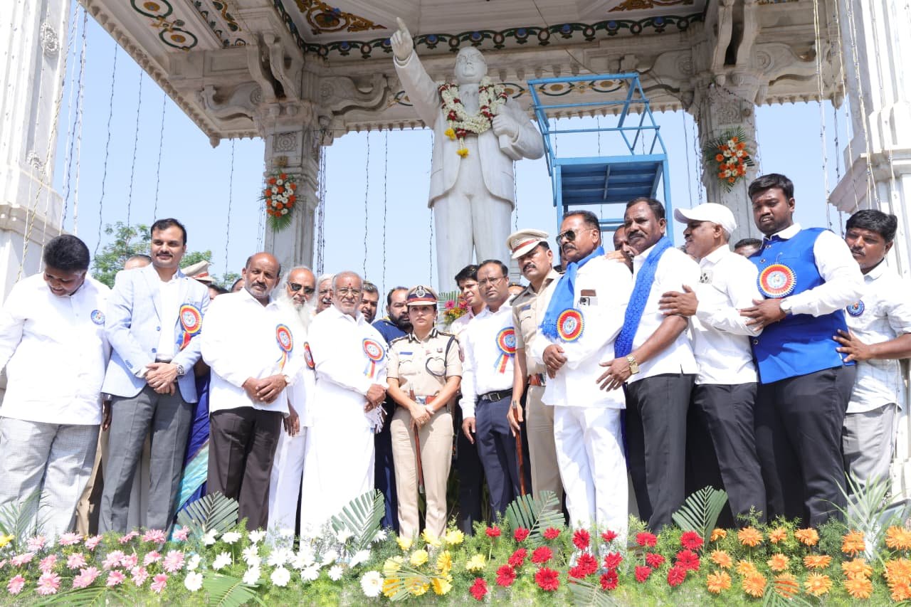 ಮೈಸೂರು ಟೌನ್ ಹಾಲ್ನಲ್ಲಿ ಅಂಬೇಡ್ಕರ್ ಜಯಂತಿ ಆಚರಣೆ: ನಗರ ಪೊಲೀಸ್ ಆಯುಕ್ತರಿಂದ ಪುಷ್ಪನಮನ