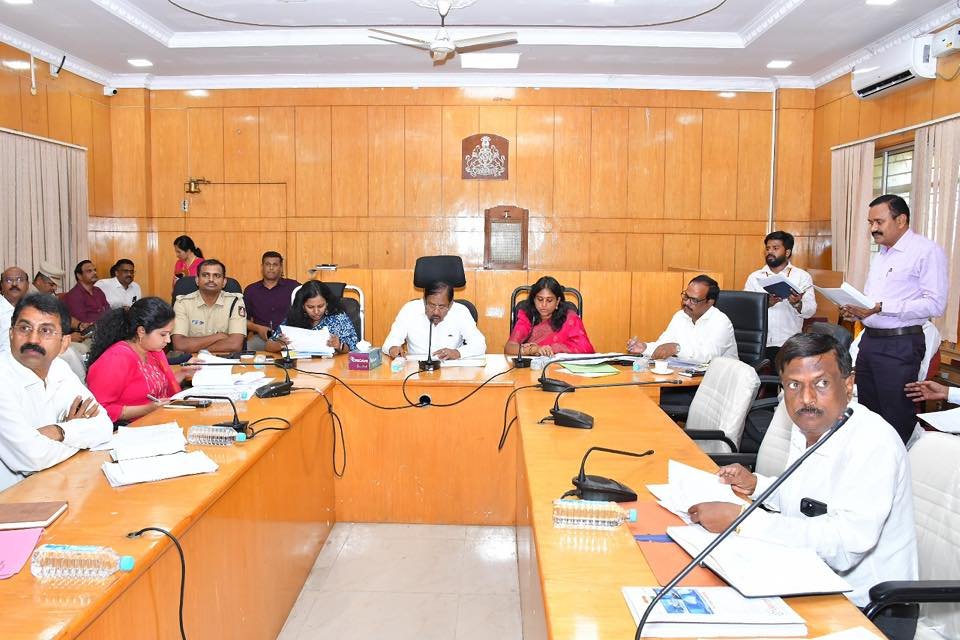 ತುಮಕೂರು: ಅಭಿವೃದ್ಧಿ ಕಾಮಗಾರಿಗಳ ವಿಳಂಬಕ್ಕೆ ಸಚಿವ ಡಾ. ಜಿ. ಪರಮೇಶ್ವರ ಗರಂ; ಅಧಿಕಾರಿಗಳಿಗೆ ಶೋಕಾಸ್ ನೋಟಿಸ್ ನೀಡಲು ಸೂಚನೆ