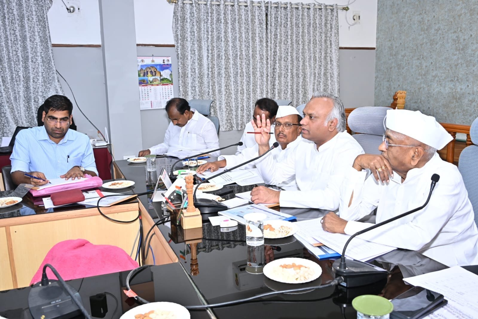 ಗ್ರಾಮೀಣ ಪ್ರದೇಶದಲ್ಲಿ ಕುಡಿಯುವ ನೀರಿನ ಸಮಸ್ಯೆ ಉದ್ಭವಿಸದಂತೆ ಎಚ್ಚರವಹಿಸಿ: ಅಧಿಕಾರಿಗಳಿಗೆ ಪ್ರಿಯಾಂಕ್ ಖರ್ಗೆ ಕಟ್ಟುನಿಟ್ಟಿನ ಸೂಚನೆ