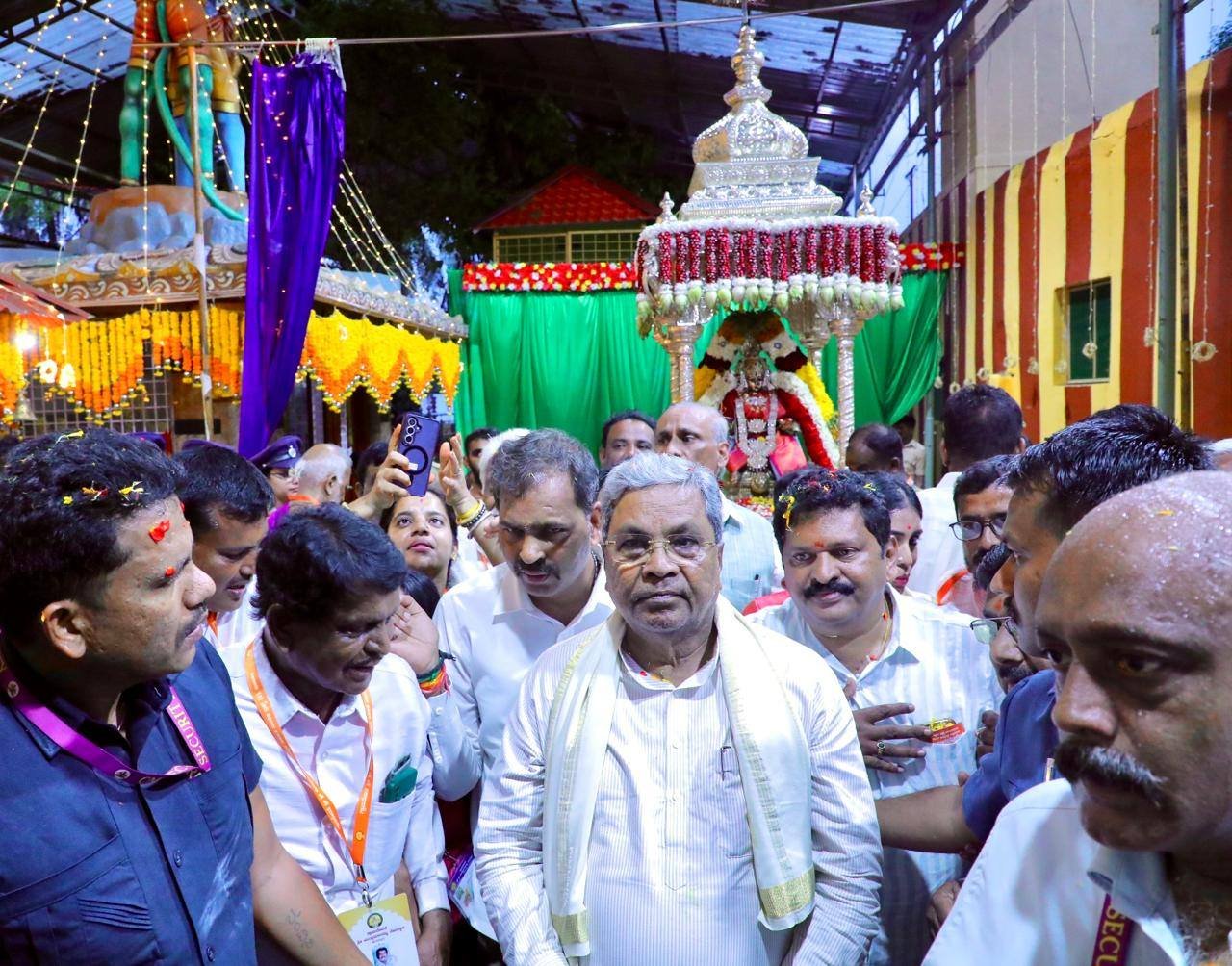 ಹುಣಸೂರು: ಮುತ್ತು ಮಾರಮ್ಮ ದೇವಿಯ ಬೆಳ್ಳಿ ರಥ ಲೋಕಾರ್ಪಣೆ ಮಾಡಿದ ಮುಖ್ಯಮಂತ್ರಿ ಸಿದ್ದರಾಮಯ್ಯ