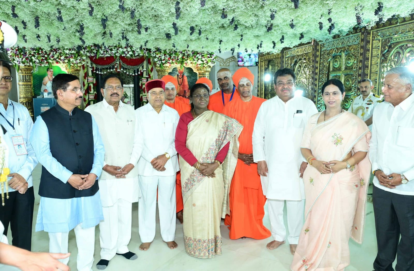 ಸಿದ್ಧಗಂಗಾ ಮಠದಲ್ಲಿ ಭಕ್ತಿಯ ಪರಾಕಾಷ್ಠೆ: ರಾಷ್ಟ್ರಪತಿಗಳೊಂದಿಗೆ ಶಿವಕುಮಾರ ಸ್ವಾಮೀಜಿಗಳ ಗದ್ದುಗೆ ದರ್ಶನ ಪಡೆದ ಸಚಿವ ವಿ. ಸೋಮಣ್ಣ