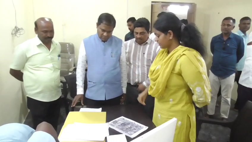 ಕೂಡ್ಲಿಗಿ: ಪಟ್ಟಣ ಪಂಚಾಯಿತಿಗೆ ಶಾಸಕ ಡಾ. ಎನ್.ಟಿ. ಶ್ರೀನಿವಾಸ್ ಭೇಟಿ; ಮೂಲಭೂತ ಸೌಕರ್ಯಗಳ ಕುರಿತು ಗಂಭೀರ ಚರ್ಚೆ