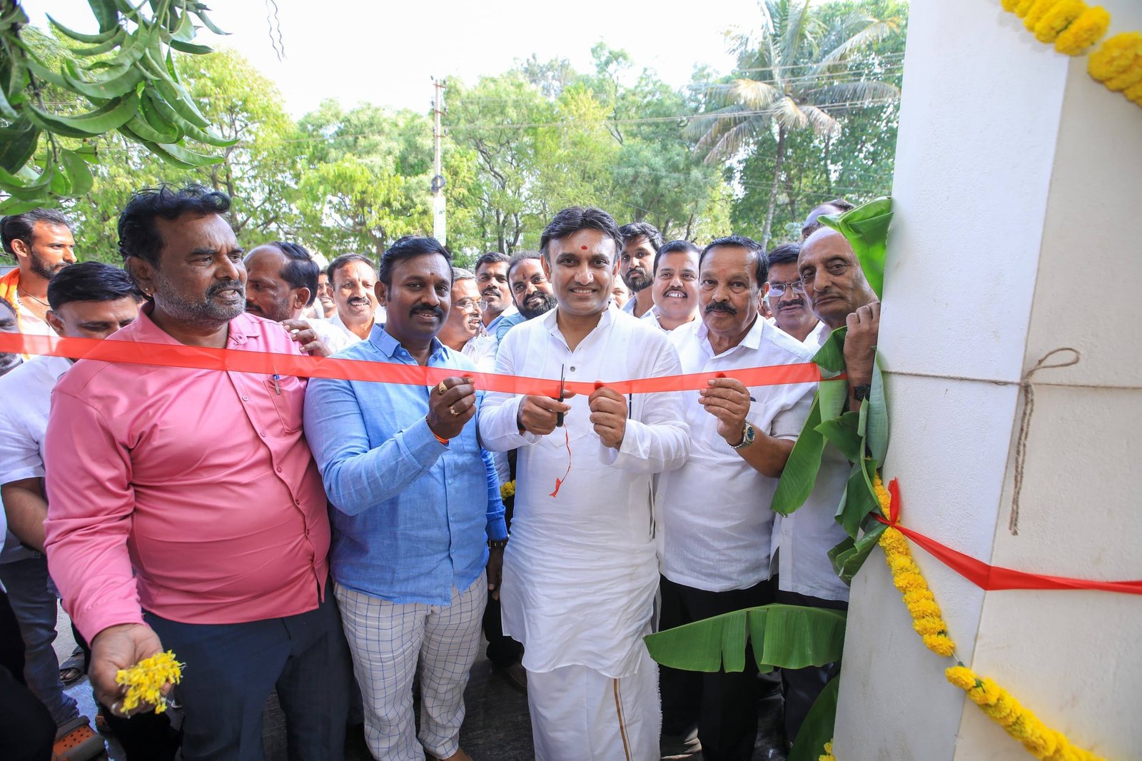 ದೇವನಹಳ್ಳಿ: ಸಂಸದರ ನಿಧಿಯಡಿ ನಿರ್ಮಿಸಲಾದ ನೂತನ ಬಸ್ ತಂಗುದಾಣ ಲೋಕಾರ್ಪಣೆ