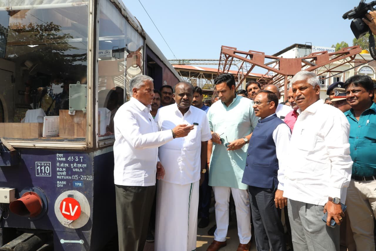 ಬೆಂಗಳೂರು-ಮಂಡ್ಯ ರೈಲ್ವೆ ಮಾರ್ಗ ಪರಿಶೀಲನೆ: ಕೇಂದ್ರ ಸಚಿವರಾದ ಹೆಚ್.ಡಿ. ಕುಮಾರಸ್ವಾಮಿ ಮತ್ತು ವಿ. ಸೋಮಣ್ಣ ಅವರಿಂದ ‘ವಿಂಡೋ ಟ್ರಯಲಿಂಗ್’ ತಪಾಸಣೆ